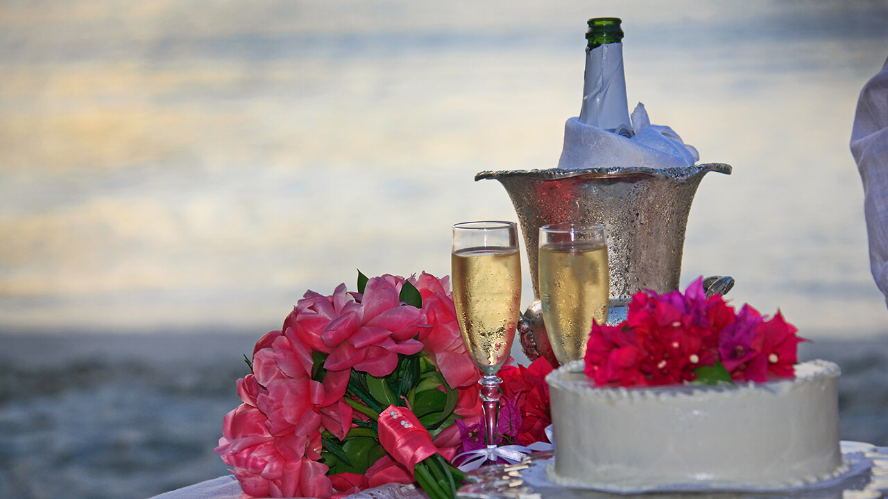 Champagne, Flowers & Live Music: Setting the Stage for Romance